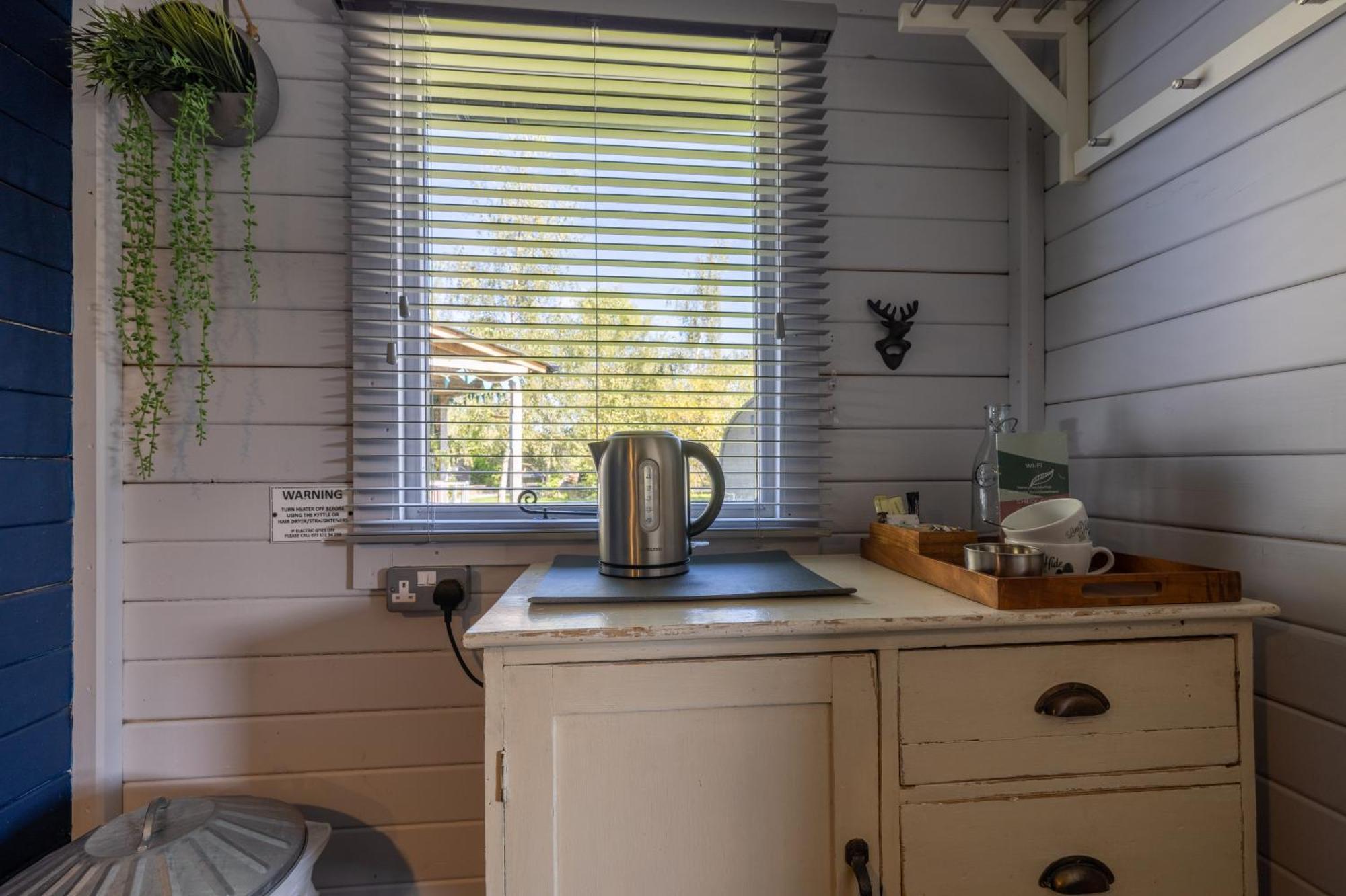 The Little Hide - Adult Only Camping Pods Wigginton  Экстерьер фото